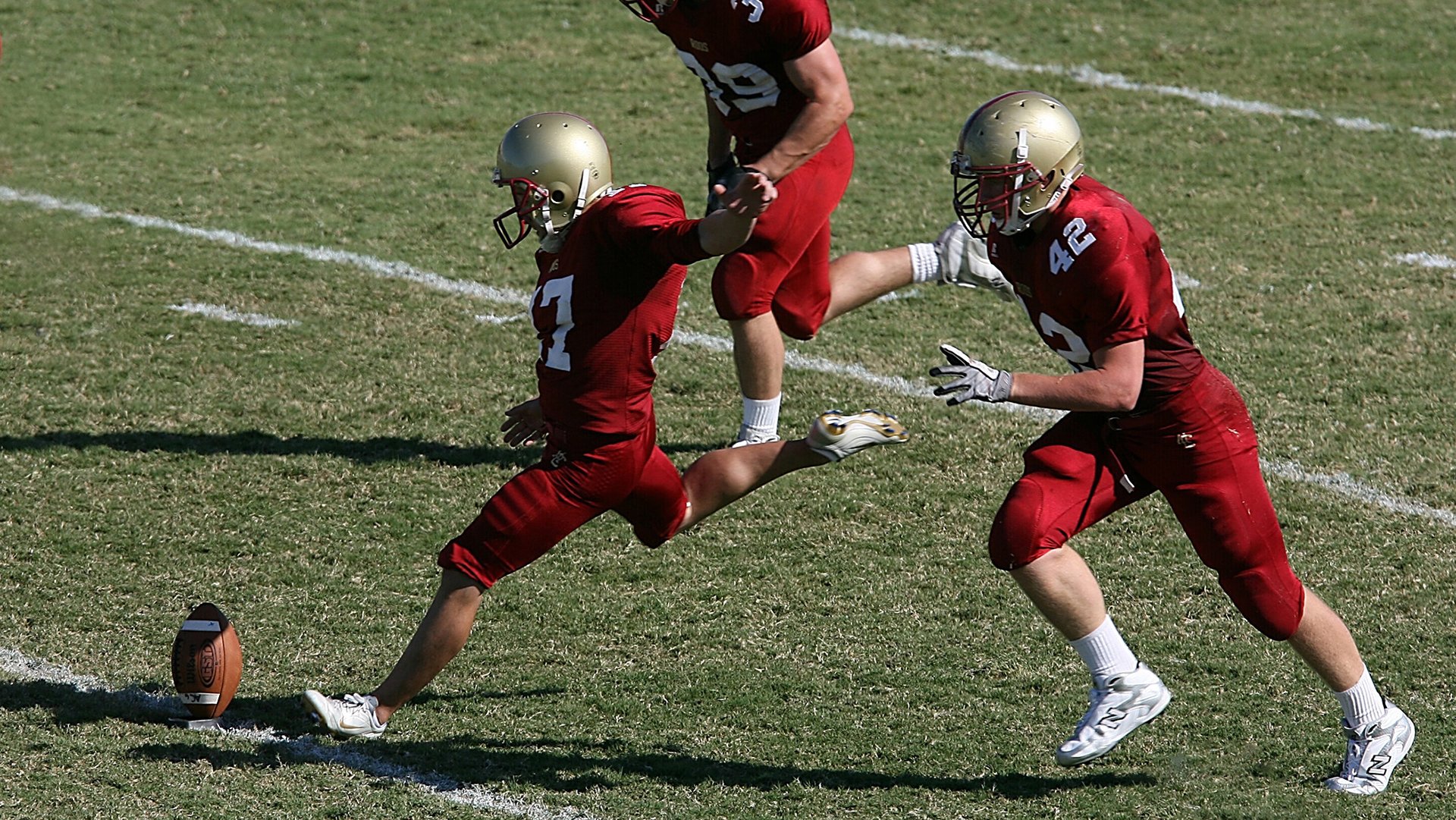浙江雄狮前场逼抢频频奏效压制对手控球，浙江雄狮服务队