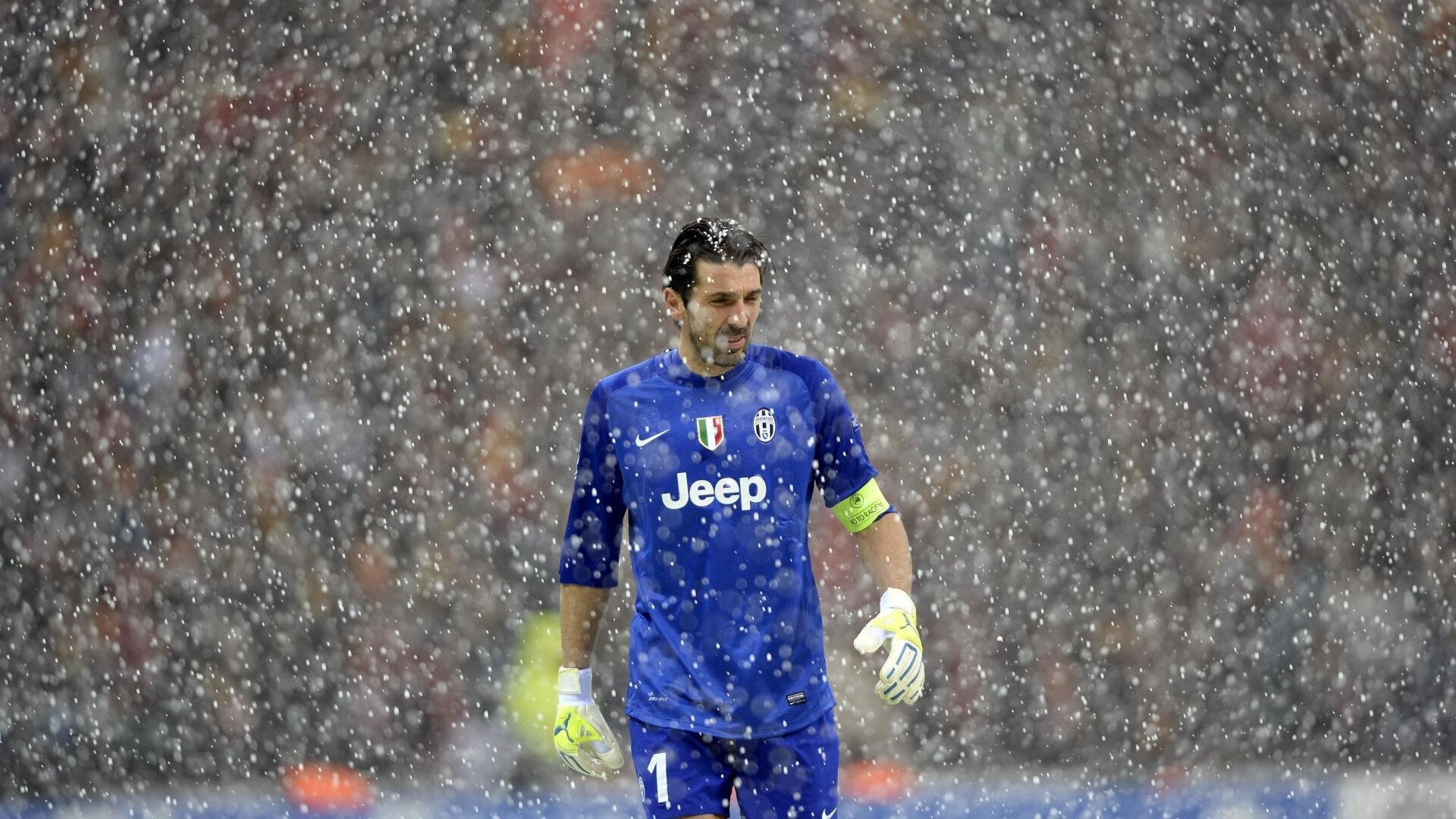 男子接力奋力冲刺成看点，男子接力比赛4×100决