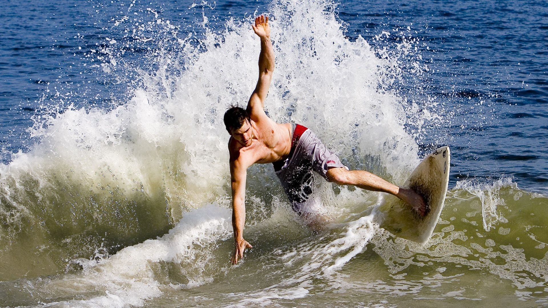 王嘉男跳远超标刷新赛会纪录，王嘉男跳远夺冠